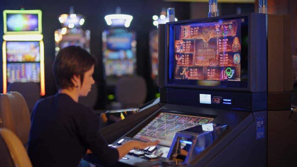 Eine Frau hat auf einem Spielautomaten in einer Spielbank 10 Freispiele ergattert.