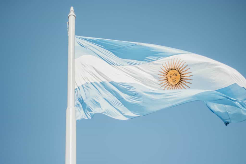 Die argentinische Nationalflagge weht bei strahlendem Himmel ohne Wolken im Wind.