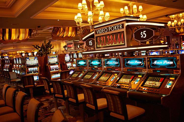 Slots in einem US-amerikanischen Casino nebeneinander und bräunlich exklusiv erleuchtet.